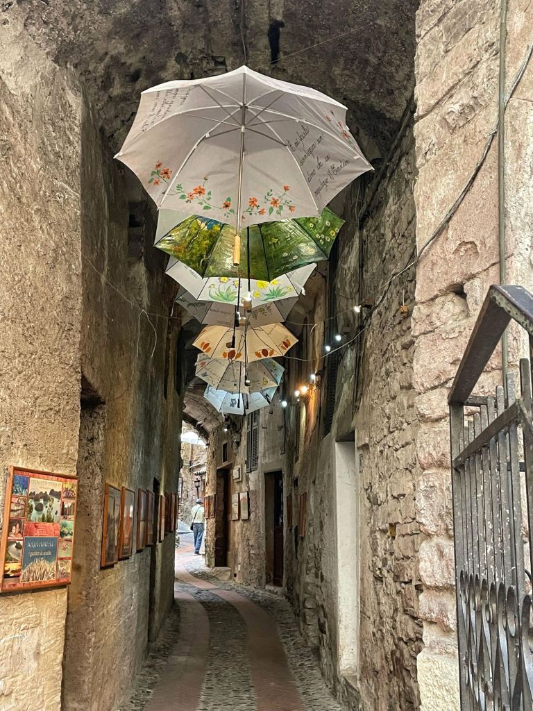 In this travel article I write about Dolceacqua, a picturesque, enchanting town located in the hinterland of Liguria. The photo shows a charming alley.