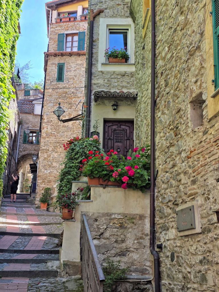 In this travel article I write about Dolceacqua, a picturesque, enchanting town located in the hinterland of Liguria. The photo shows a charming alley.