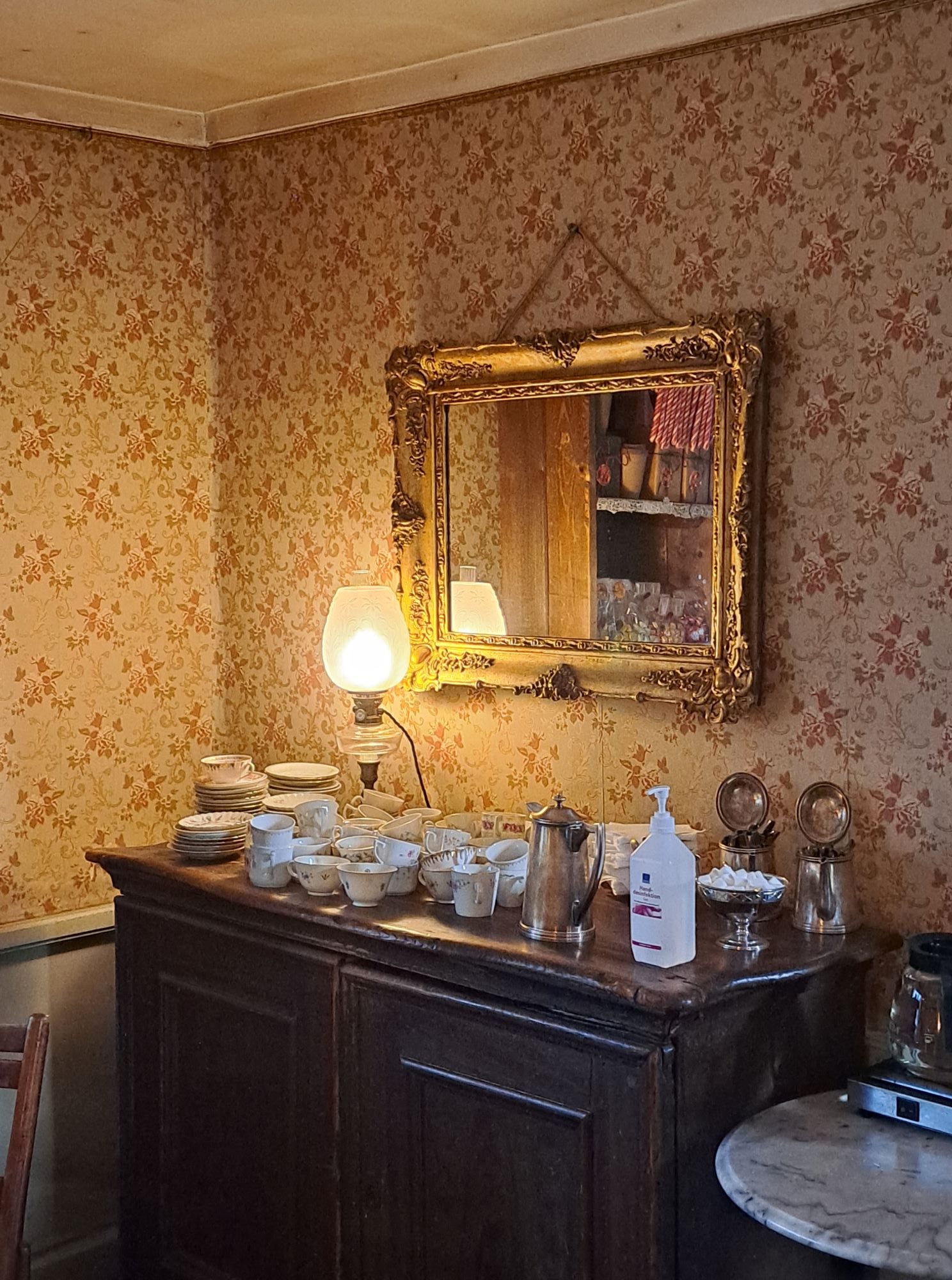 In this travel article I write about Djurgården, a lovely island located right in the center of Stockholm. The photo is taken at Skansen's old charming café called Kafé Petissan.