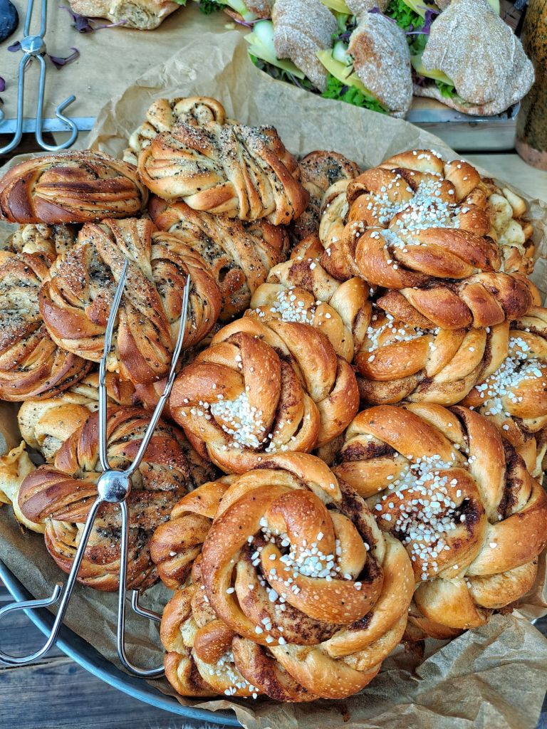 In this travel article I write about Djurgården, a lovely island located right in the center of Stockholm. The photo shows freshly baked cardamom and cinnamon bun at Rosendal Garden Café.
