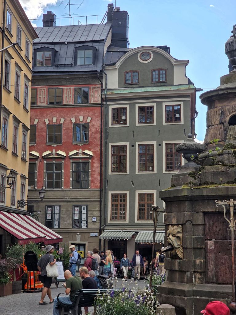 I'm Sofia Lena Perissinotto and I'm a travel blogger. In this blog post I write about Stockholm's old town, Gamla Stan, a lovely area of Stockholm centered on the island of Stadsholmen. This photo shows the main square: Stortorget!