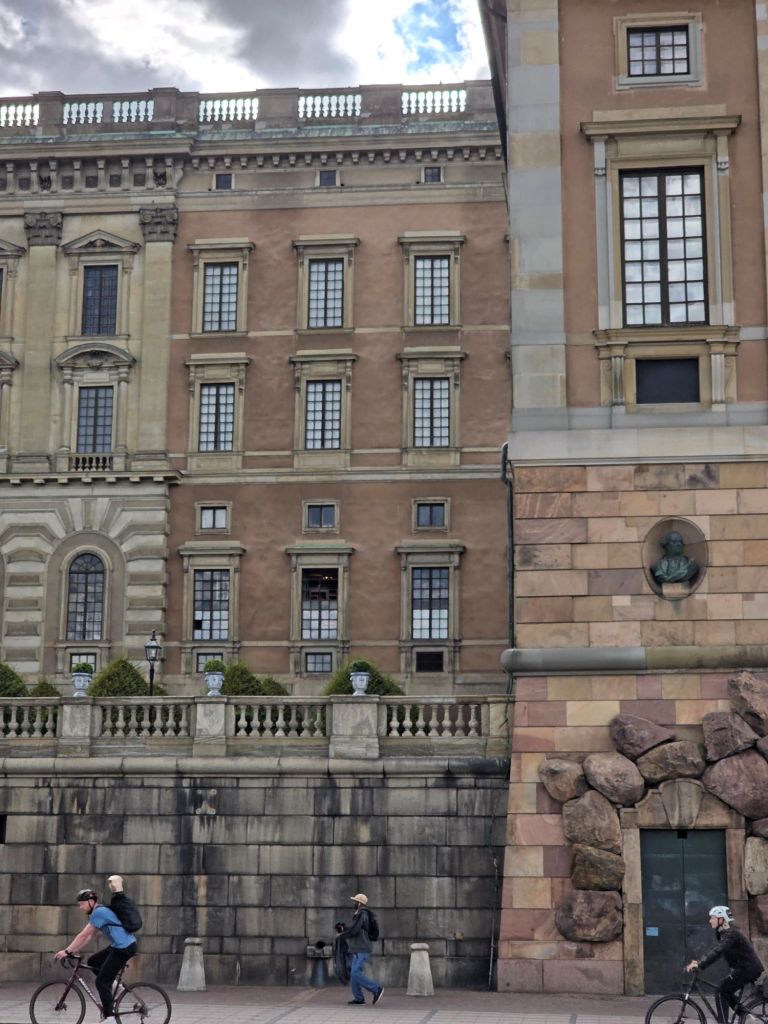 I'm Sofia Lena Perissinotto and I'm a travel blogger. In this blog post I write about Stockholm's old town, Gamla Stan, a lovely area of Stockholm centered on the island of Stadsholmen. This photo captures a part of the royal palace.