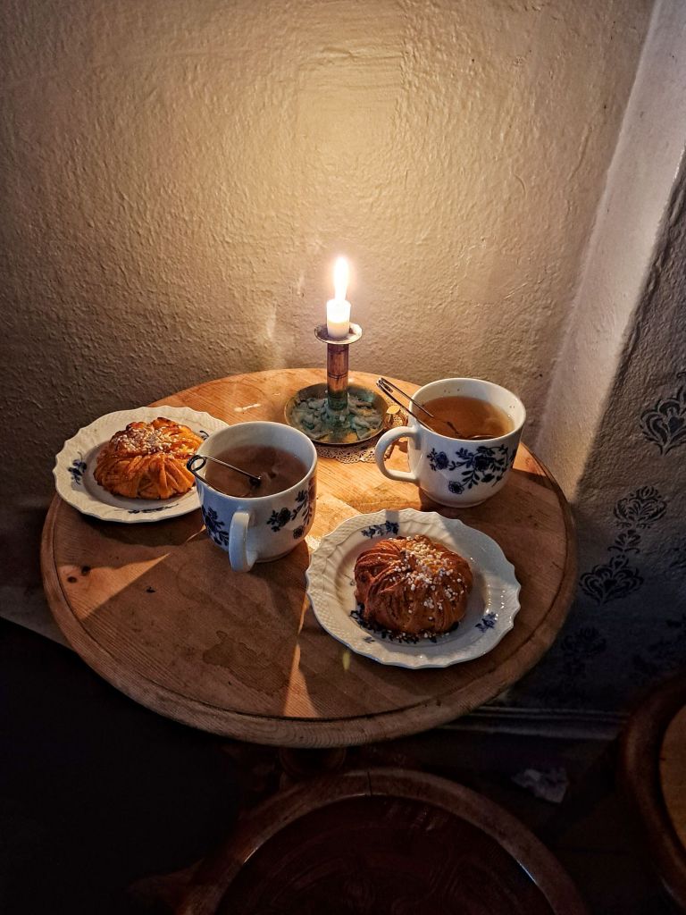 I'm Sofia Lena Perissinotto and I'm a travel blogger. In this blog post I write about Stockholm's old town, Gamla Stan, a lovely area of Stockholm centered on the island of Stadsholmen. This photo shows a delightful Swedish fika at Augustas Folksalong located on Stora Nygatan.