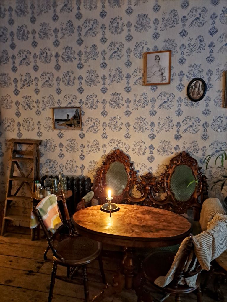 I'm Sofia Lena Perissinotto and I'm a travel blogger. In this blog post I write about Stockholm's old town, Gamla Stan, a lovely area of Stockholm centered on the island of Stadsholmen. This photo shows a part of Augustas Folksalong located on Stora Nygatan.