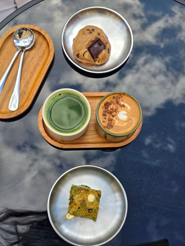 In this wellness article I write about Matchaverket, a newly opened authentic matcha café in Stockholm. The photo shows a matcha, a cappuccino, and two pastries.